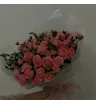 Букет с кустовой коралловой розой и эвкалиптом.