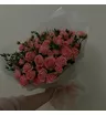 Букет из коралловых кустовых роз и эвкалиптом.